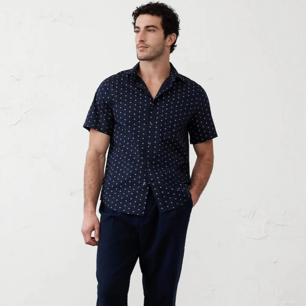 BANANA REPUBLIC Short Sleeve Cotton Stretch Button Up Shirt. Blue/purple. Size L
